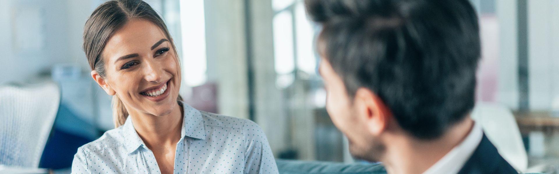 Geschäftsfrau schüttelt Mann die Hand