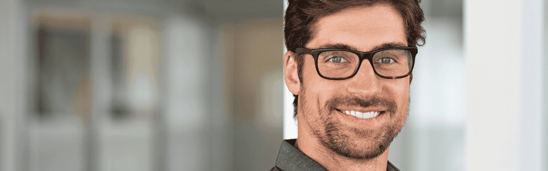 Compliance-Profi lächelt in die Kamera