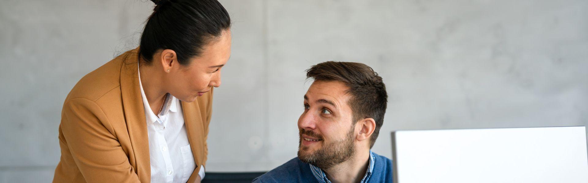 Steuerberaterin unterstützt Steuerberater bei Aufgaben
