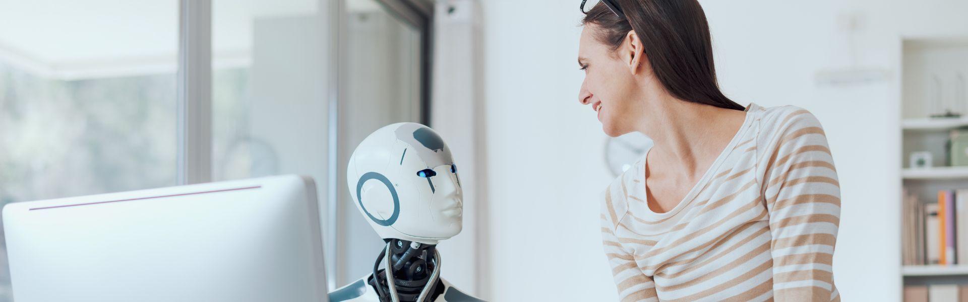 Steuerberaterin unterhält sich mit Roboter