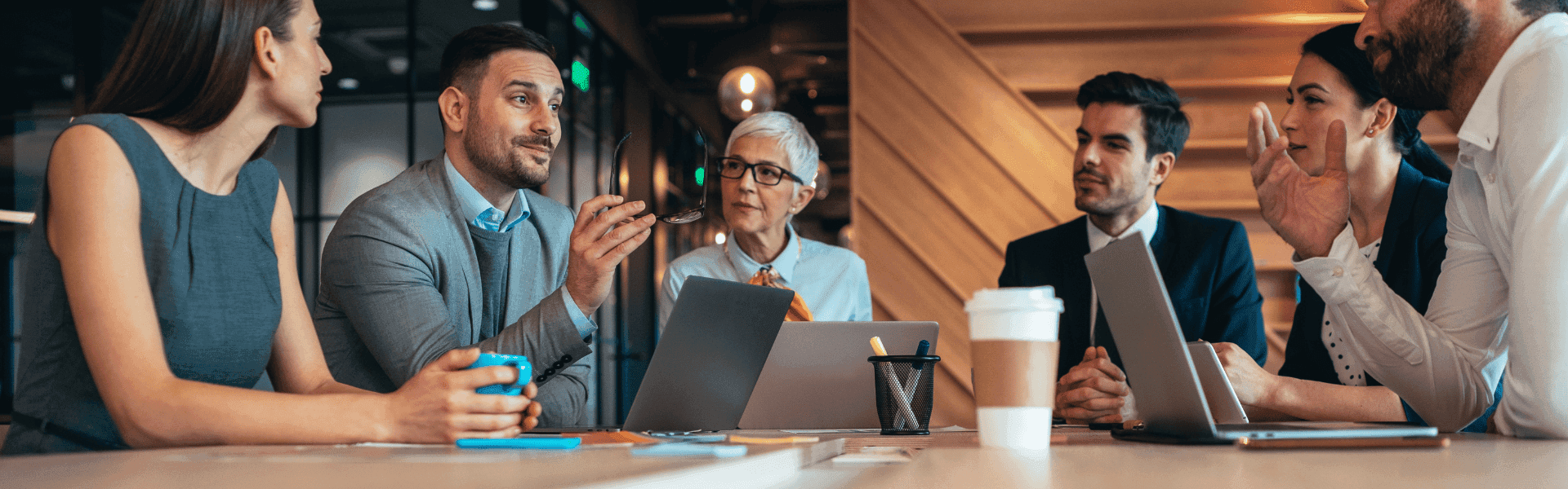 Kollegen unterhalten sich in einer Schulungssituation am Tisch