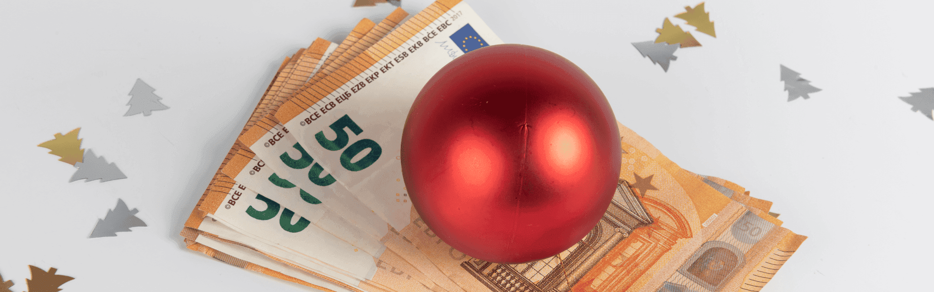 Geldscheine und eine Weihnachtskugel